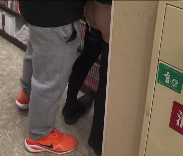 最愛の妻をネカフェの本棚コーナーで立ちバックで寝取られました