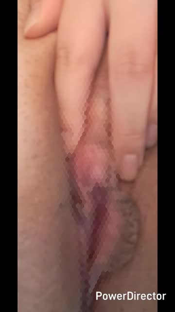 リビングでクリをヒクヒク