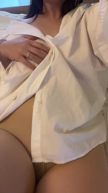 夫のシャツに、ストッキングで…