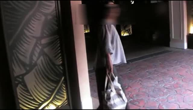 監視カメラの前で露出