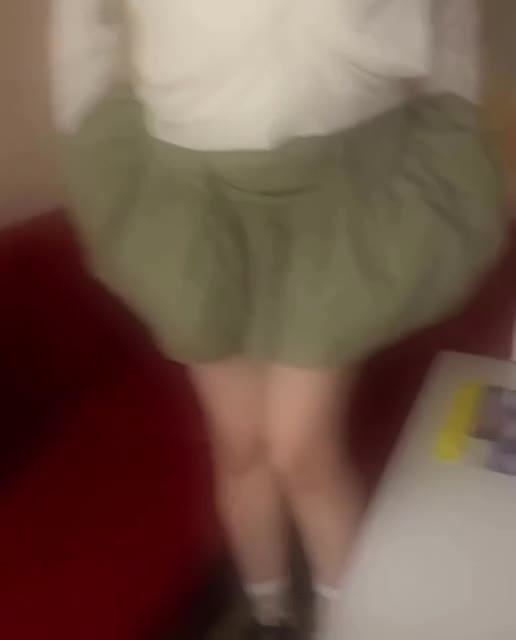 こんな場所でパンツ脱ぐ女