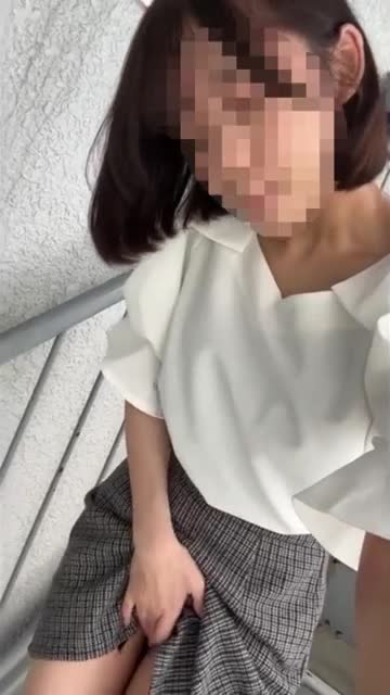 職場の非常階段で自撮りオナニー
