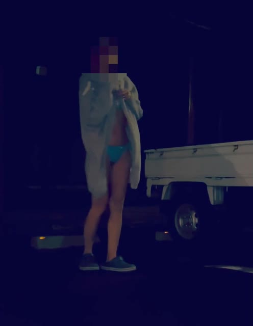 52熟女公園駐車場で露出