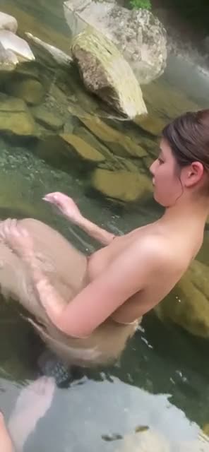 混浴で全裸露出