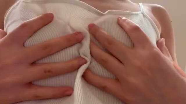 硬くて敏感な乳首を見てほしいです
