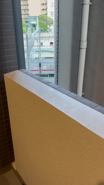 電車が見えるベランダで
