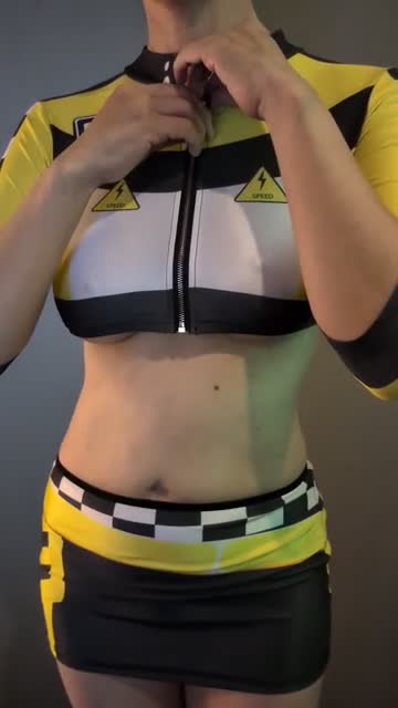 微乳でごめんなさい