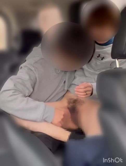 人妻車内中出し　手マン