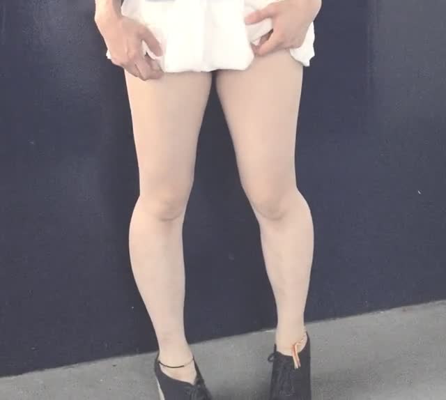 ミニスカ紐パン野外露出