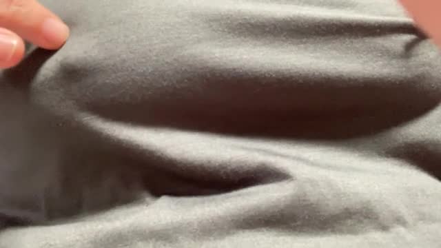 乳首いじりました