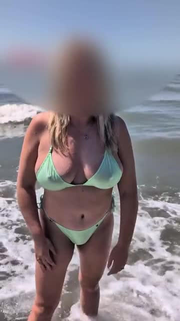 まだ夏前の誰もいない海で