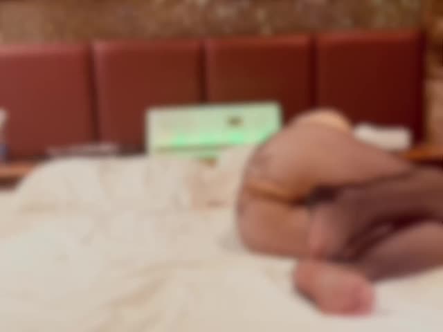 他人棒をベットで待つ嫁