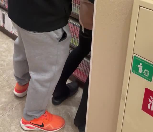 本棚コーナーで立ちバックで寝取られました①