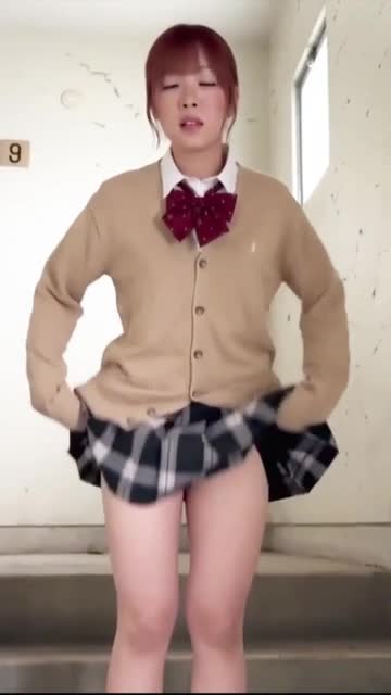 ノーパンJK散歩。