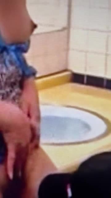 男子トイレにて