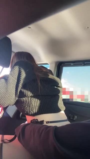 昼間から車内で