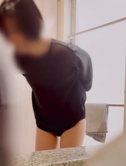 妻の小さな胸と陰毛