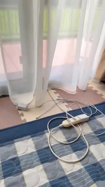妻の足触るだけの動画