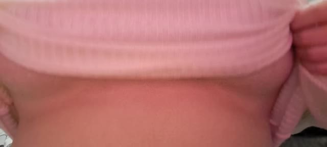 服で乳首を❤︎︎